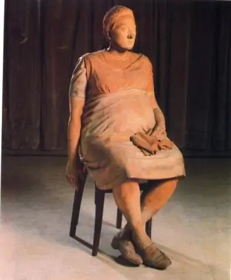 escultura de muller traballadora